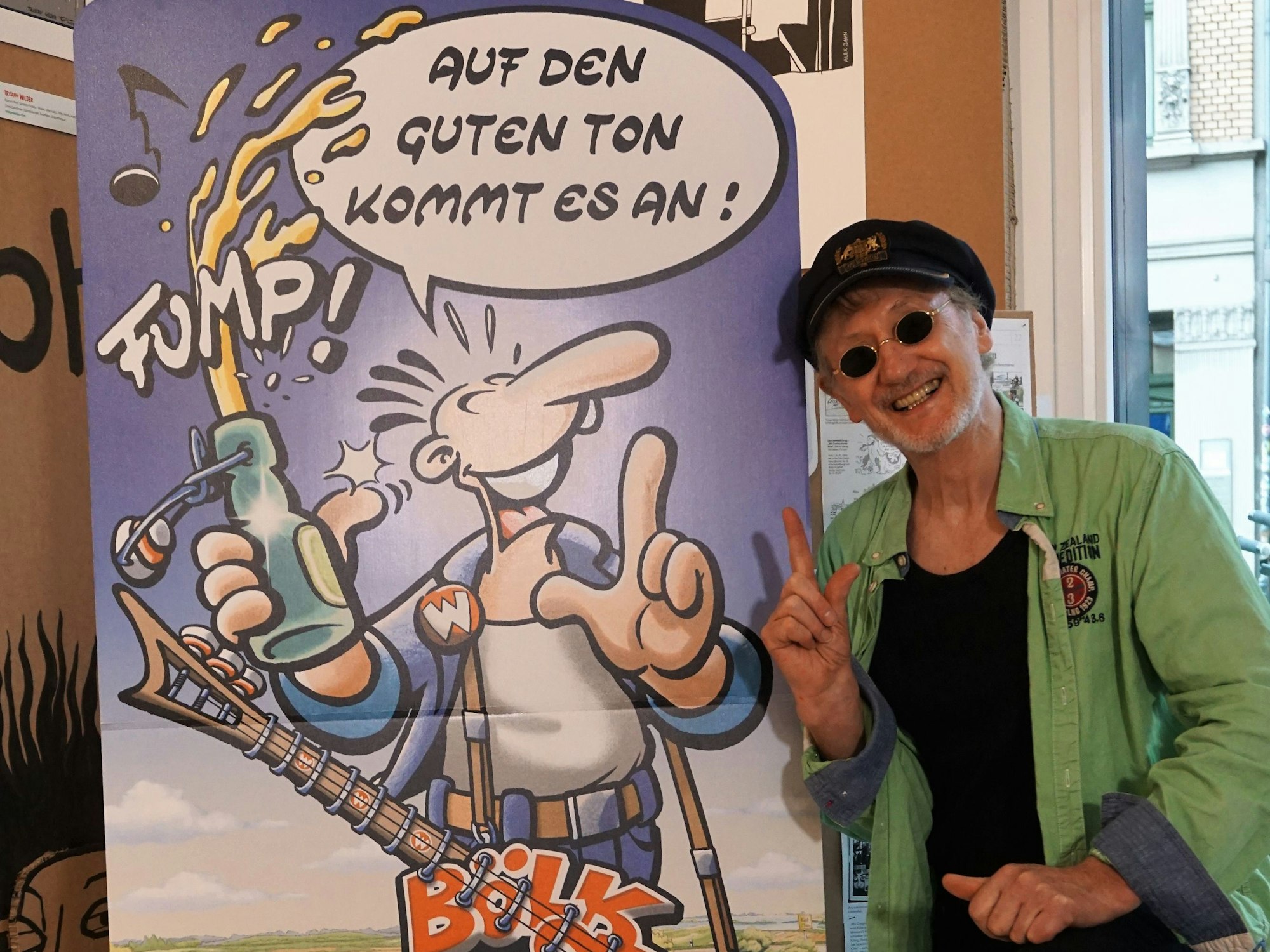 Brösel neben einem Bild seiner Kultfigur Werner.