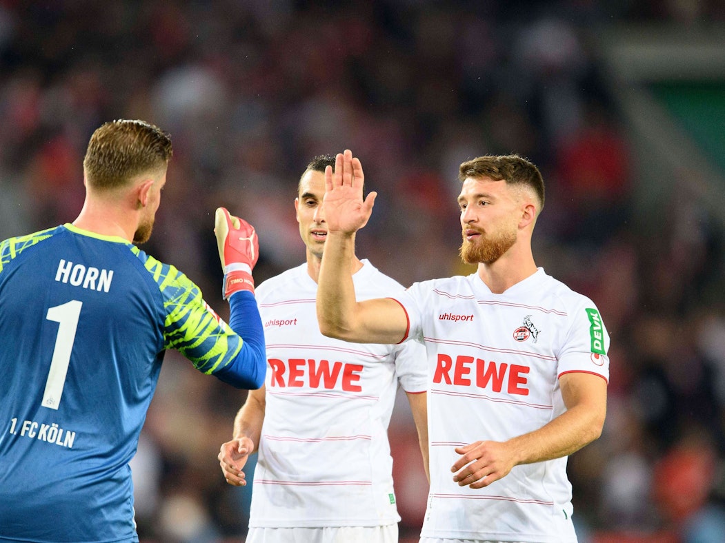 Salih Özcan jubelt für den 1. FC Köln gegen Greuther Fürth mit Timo Horn und Ellyes Skhiri.