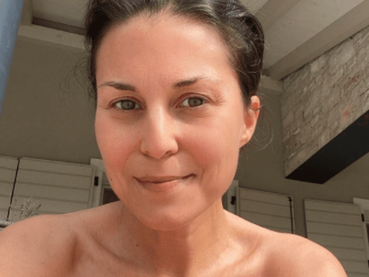 Sat.1 Frühstücksfernseh-Moderatorin Vanessa Blumhagen lächelt auf einem Instagram-Selfie vom 26. September 2021 mit einem tiefen Ausschnitt in die Kamera.