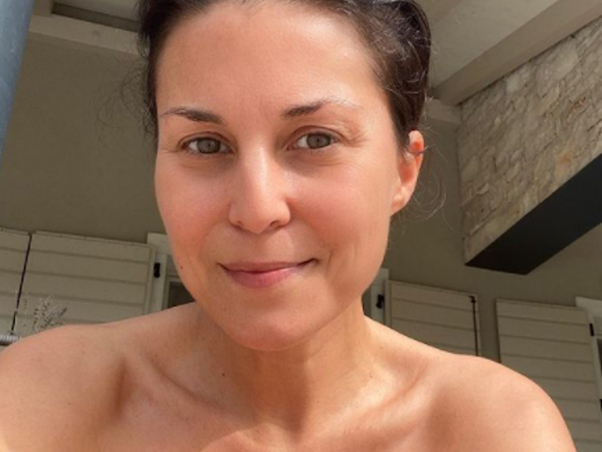 Sat.1 Frühstücksfernseh-Moderatorin Vanessa Blumhagen lächelt auf einem Instagram-Selfie vom 26. September 2021 mit einem tiefen Ausschnitt in die Kamera.