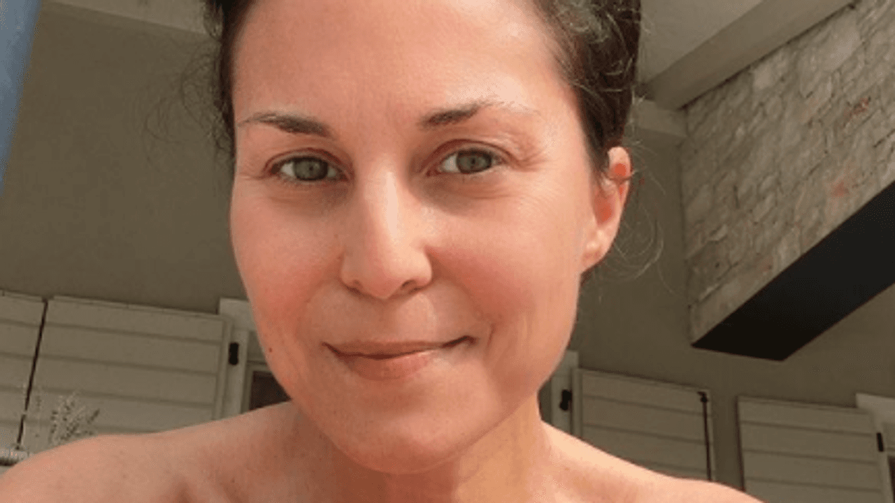 Sat.1 Frühstücksfernseh-Moderatorin Vanessa Blumhagen lächelt auf einem Instagram-Selfie vom 26. September 2021 mit einem tiefen Ausschnitt in die Kamera.