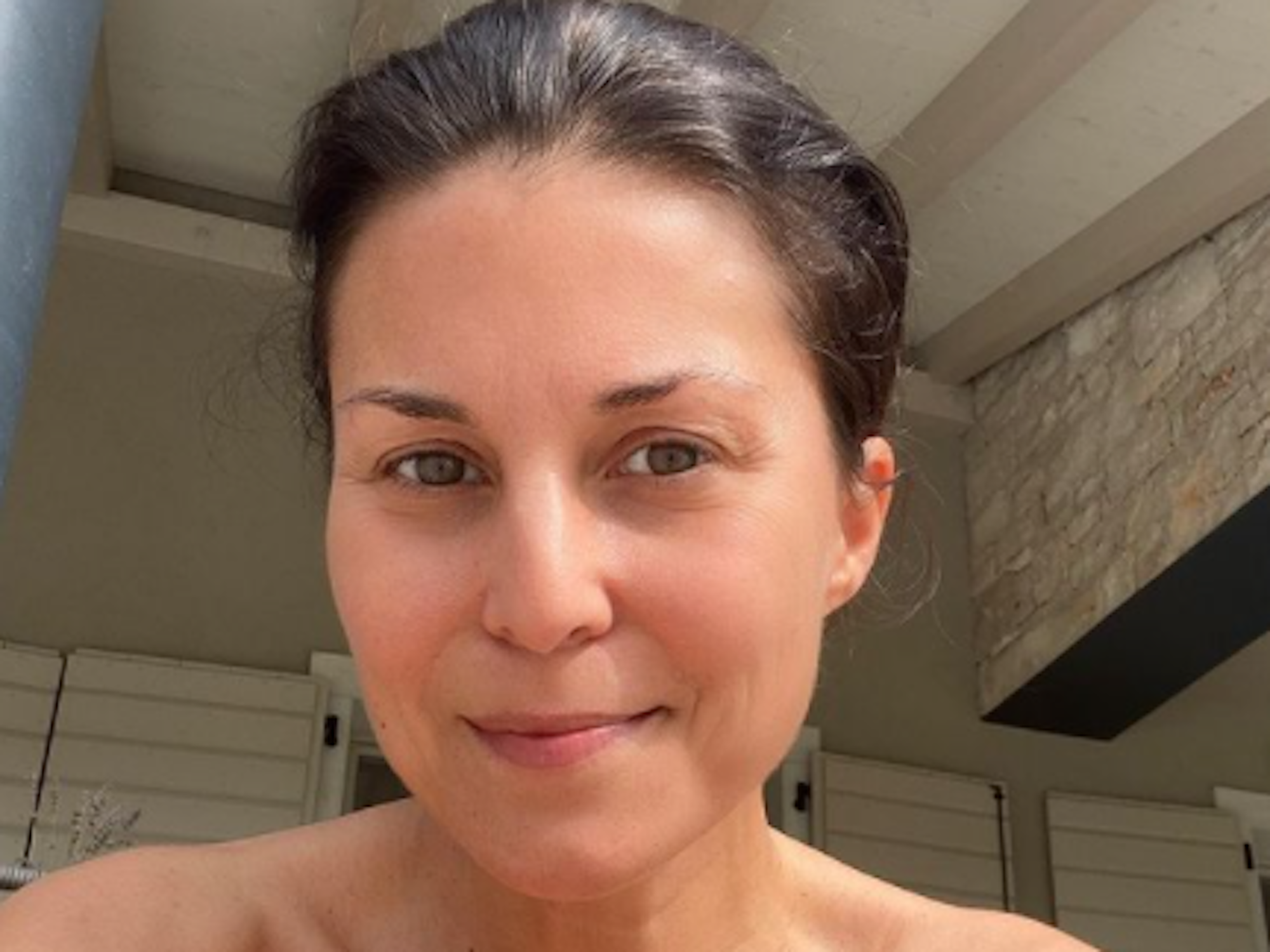 Sat.1 Frühstücksfernseh-Moderatorin Vanessa Blumhagen lächelt auf einem Instagram-Selfie vom 26. September 2021 mit einem tiefen Ausschnitt in die Kamera.