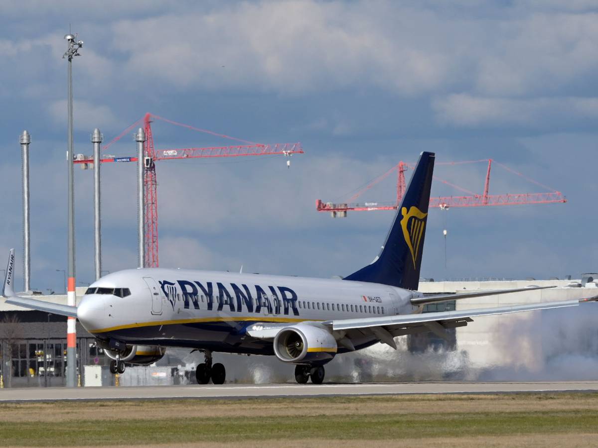 Eine Boeing 737-8AS der Fluggesellschaft Ryanair landet am 3. April 2021 auf dem Flughafen Berlin. Ticket-Rückerstattungen während der Corona-Pandemie sorgen für Zoff.