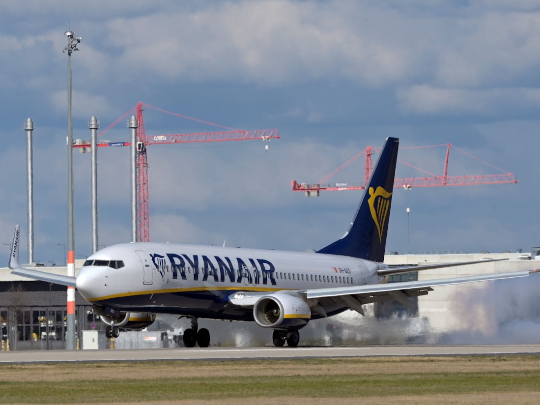 Eine Boeing 737-8AS der Fluggesellschaft Ryanair landet am 3. April 2021 auf dem Flughafen Berlin. Ticket-Rückerstattungen während der Corona-Pandemie sorgen für Zoff.