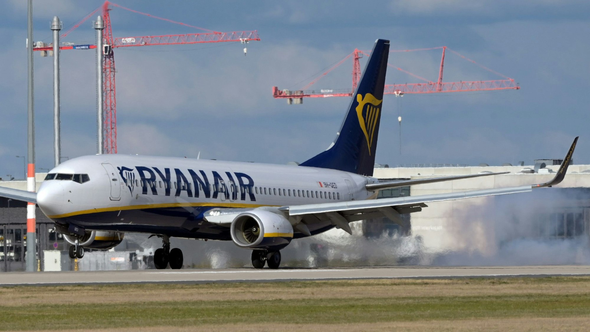 Eine Boeing 737-8AS der Fluggesellschaft Ryanair bei der Landung.