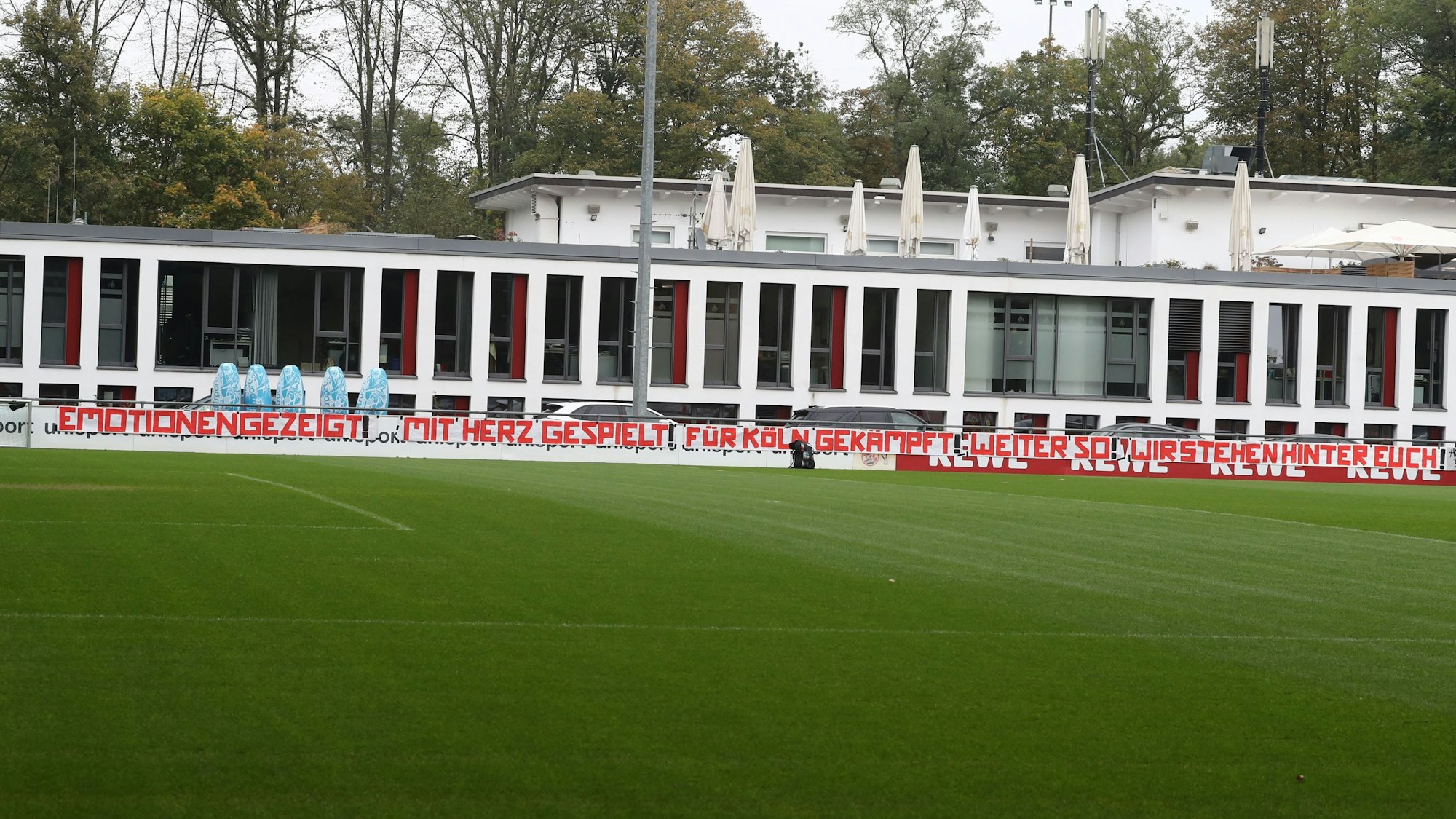 Beim 1. FC Köln hängt ein Banner.