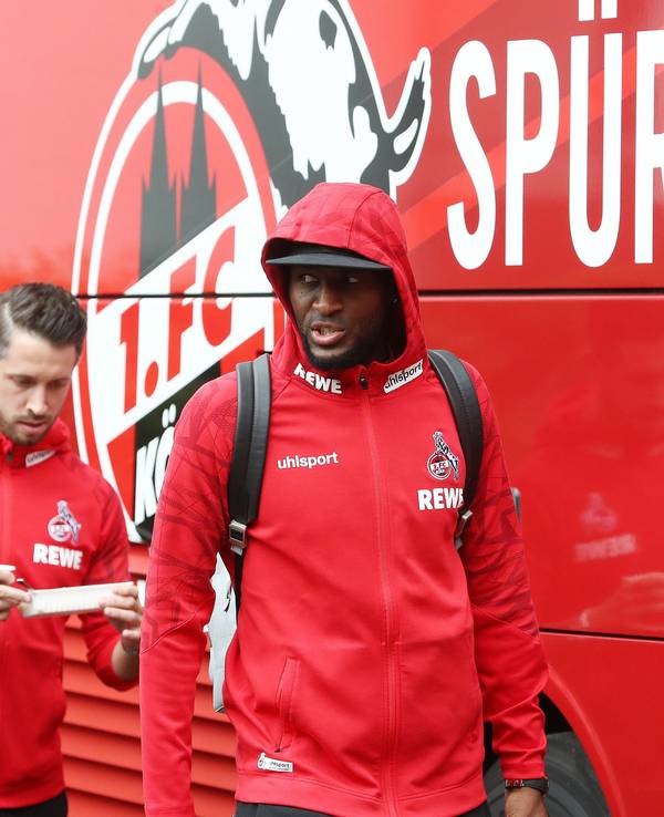 Anthony Modeste und Mark Uth steigen in den Mannschaftsbus des 1. FC Köln.
