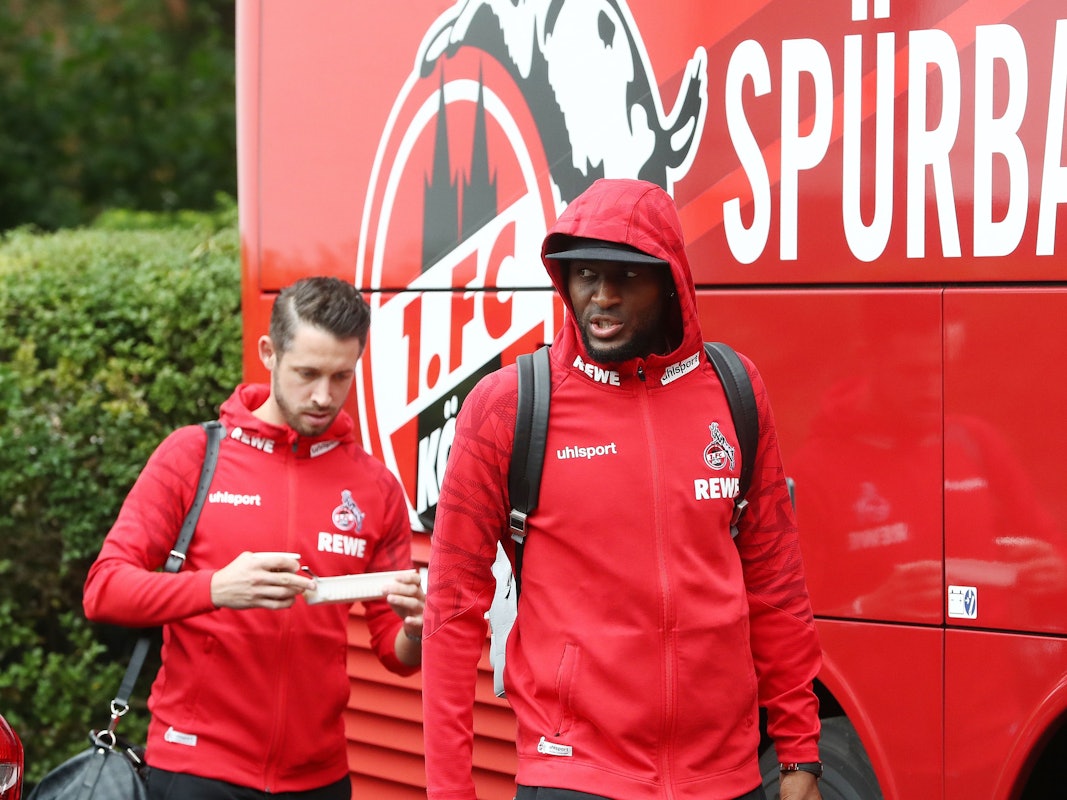 Anthony Modeste und Mark Uth steigen in den Mannschaftsbus des 1. FC Köln.
