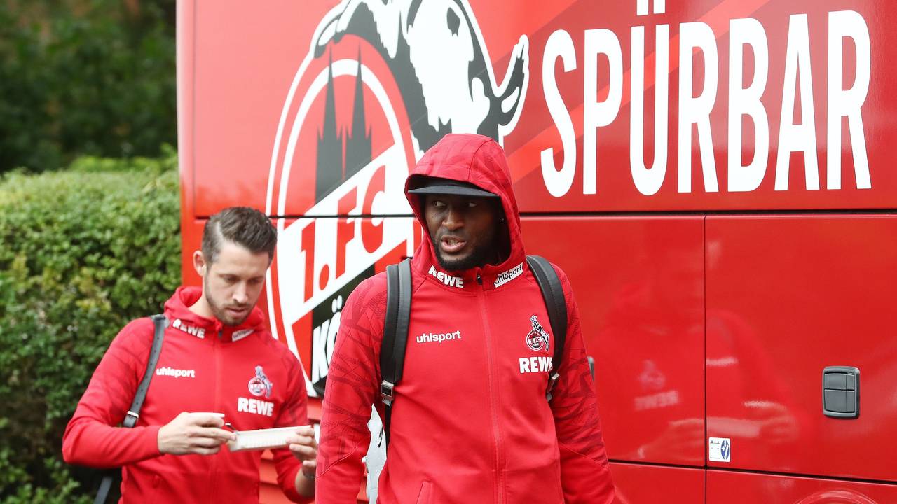 Anthony Modeste und Mark Uth steigen in den Mannschaftsbus des 1. FC Köln.