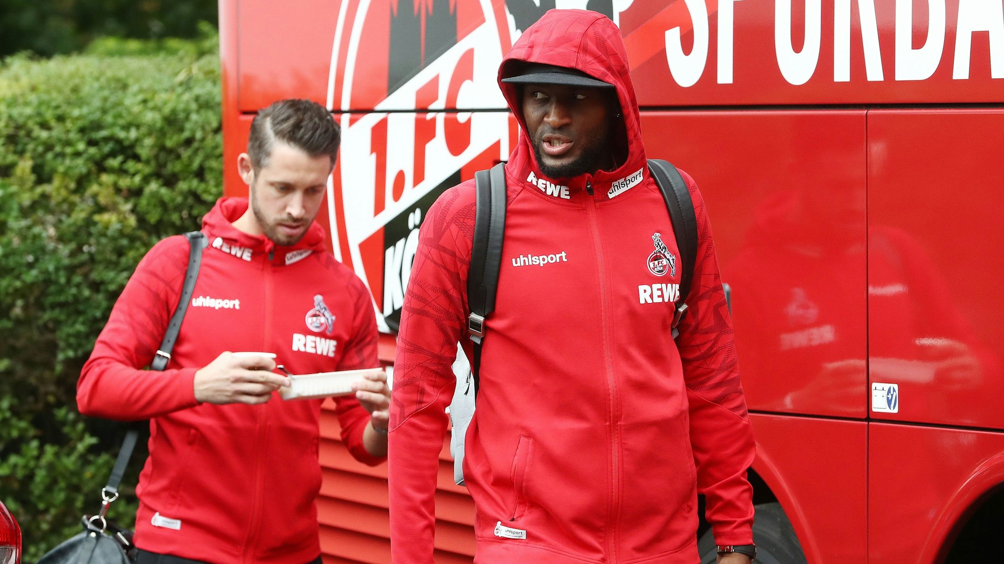 Anthony Modeste und Mark Uth steigen in den Mannschaftsbus des 1. FC Köln.
