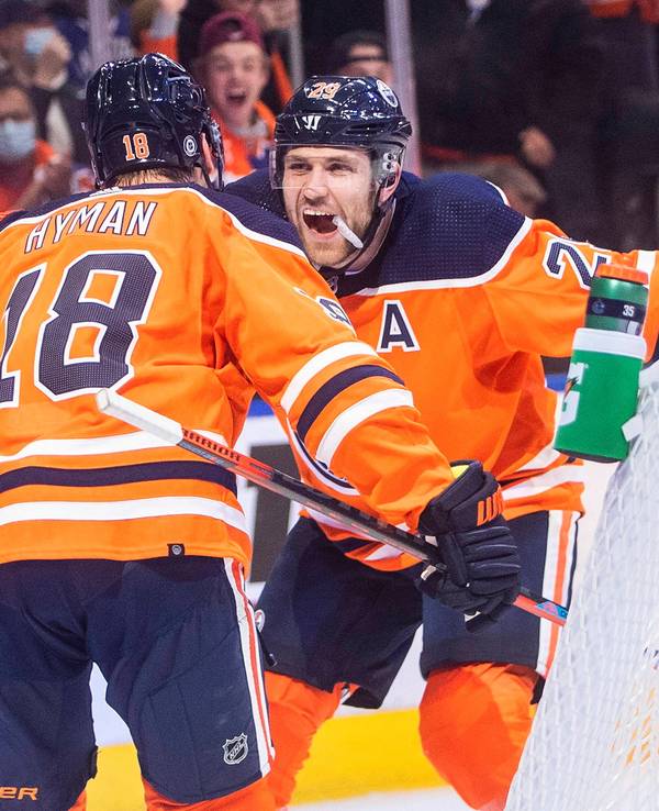 Zach Hyman und Leon Draisaitl laufen begeistert aufeinander zu.