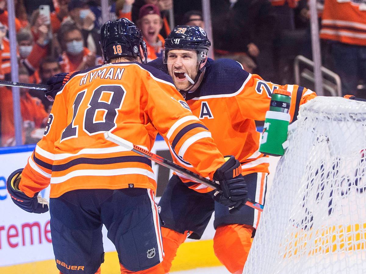 Zach Hyman und Leon Draisaitl laufen begeistert aufeinander zu.