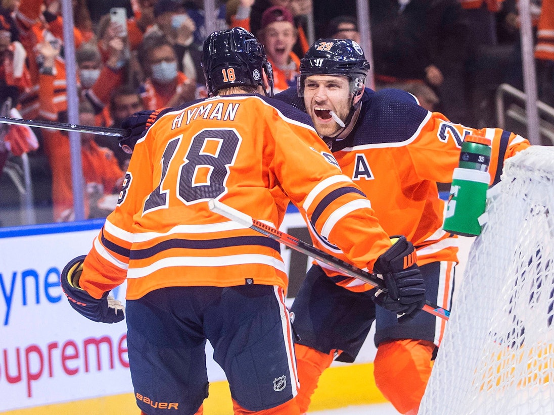 Zach Hyman und Leon Draisaitl laufen begeistert aufeinander zu.