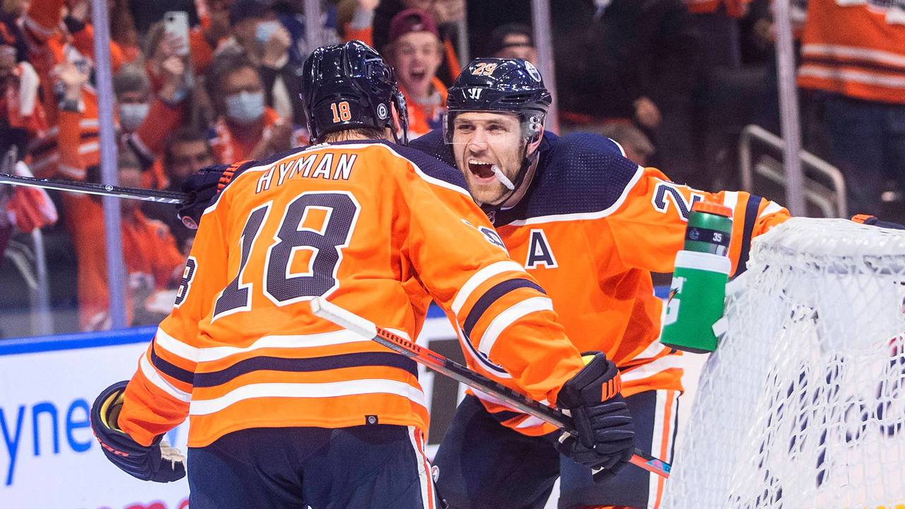 Zach Hyman und Leon Draisaitl laufen begeistert aufeinander zu.