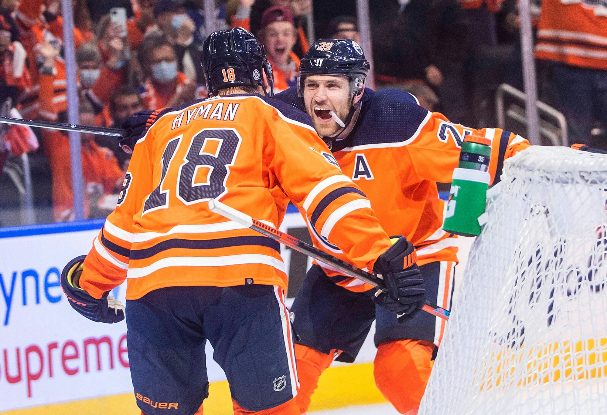 Zach Hyman und Leon Draisaitl laufen begeistert aufeinander zu.