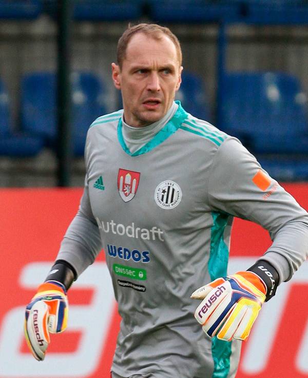 Jaroslav Drobny trägt ein Torwarttrikot samt Torwarthandschuhen.