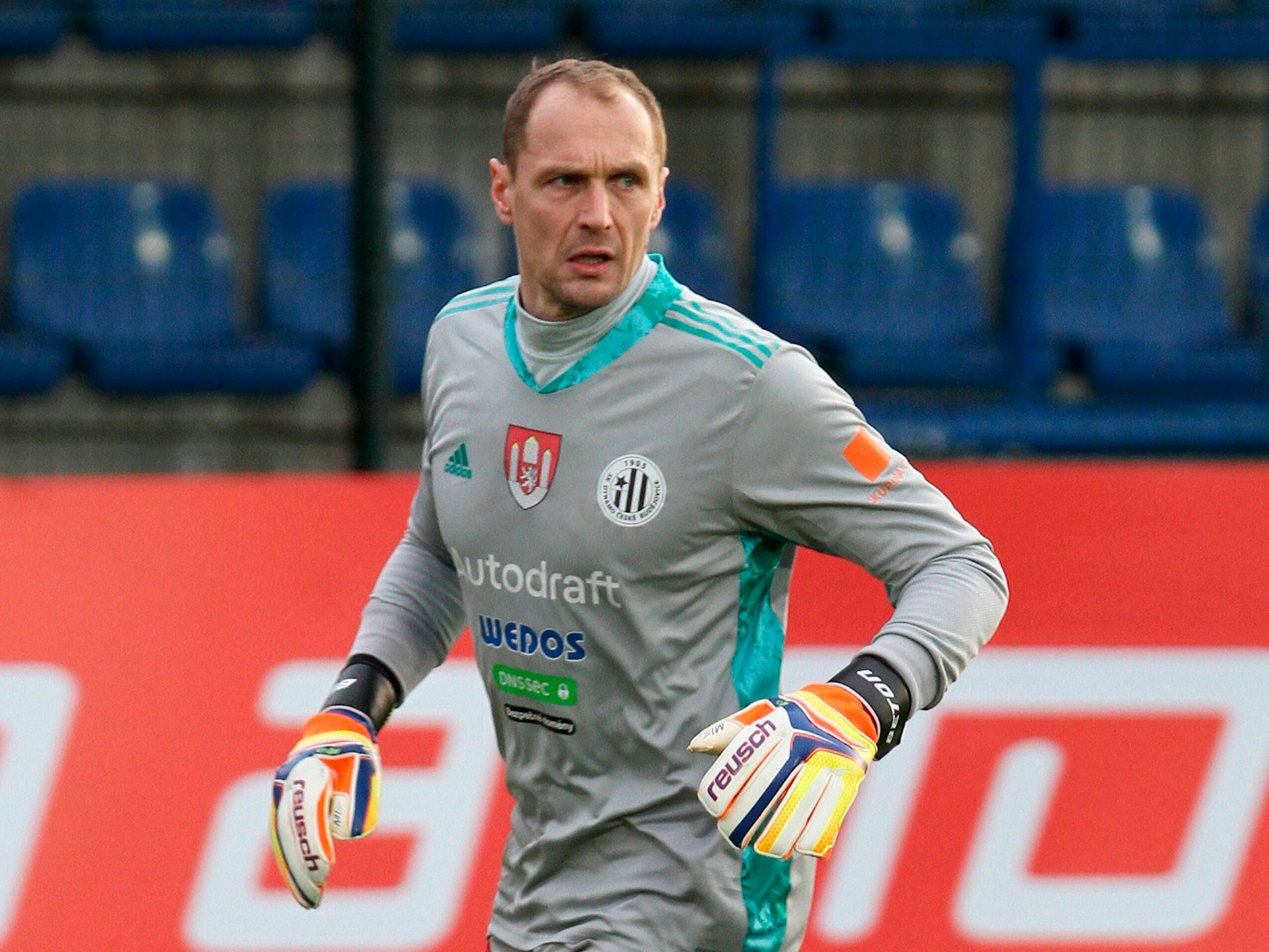 Jaroslav Drobny trägt ein Torwarttrikot samt Torwarthandschuhen.