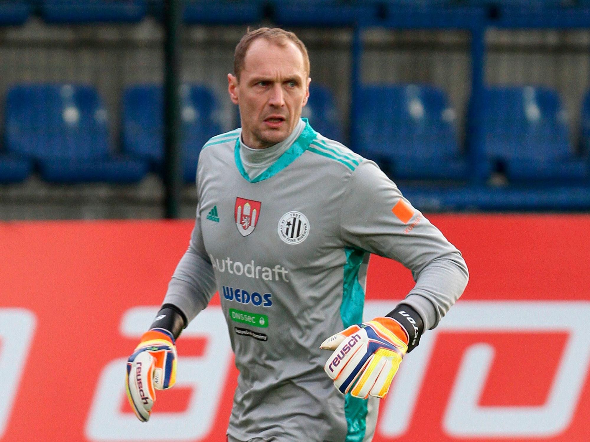 Jaroslav Drobny trägt ein Torwarttrikot samt Torwarthandschuhen.