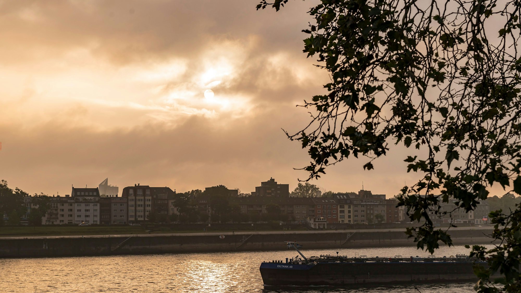 Sonnenaufgang über Köln-Deutz am Rhein