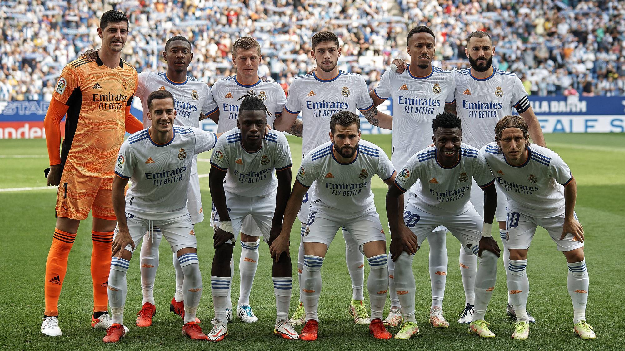 David Alaba und Toni Kroos posieren nebeneinander für das Mannschaftsfoto vor dem Spiel gegen Espanyol.