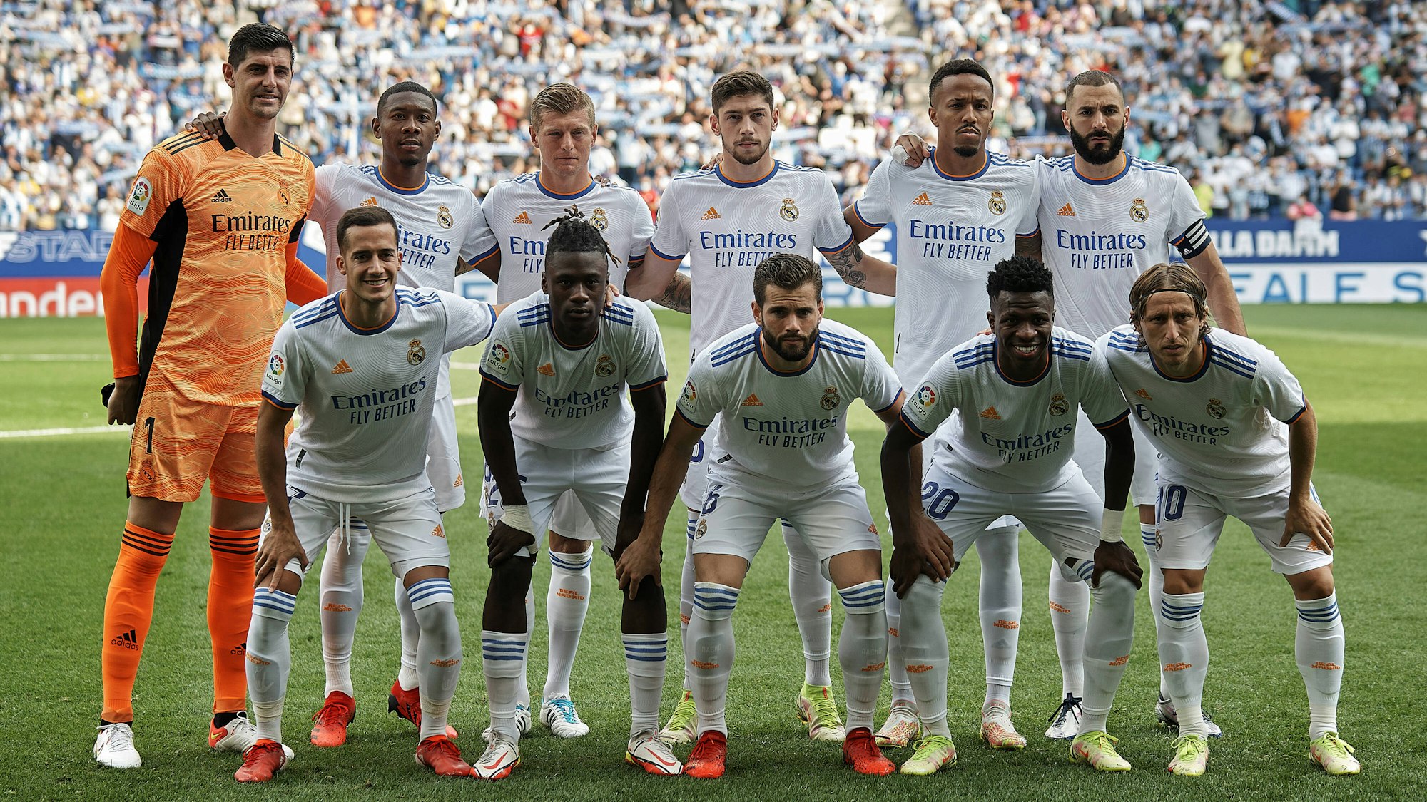 David Alaba und Toni Kroos posieren nebeneinander für das Mannschaftsfoto vor dem Spiel gegen Espanyol.