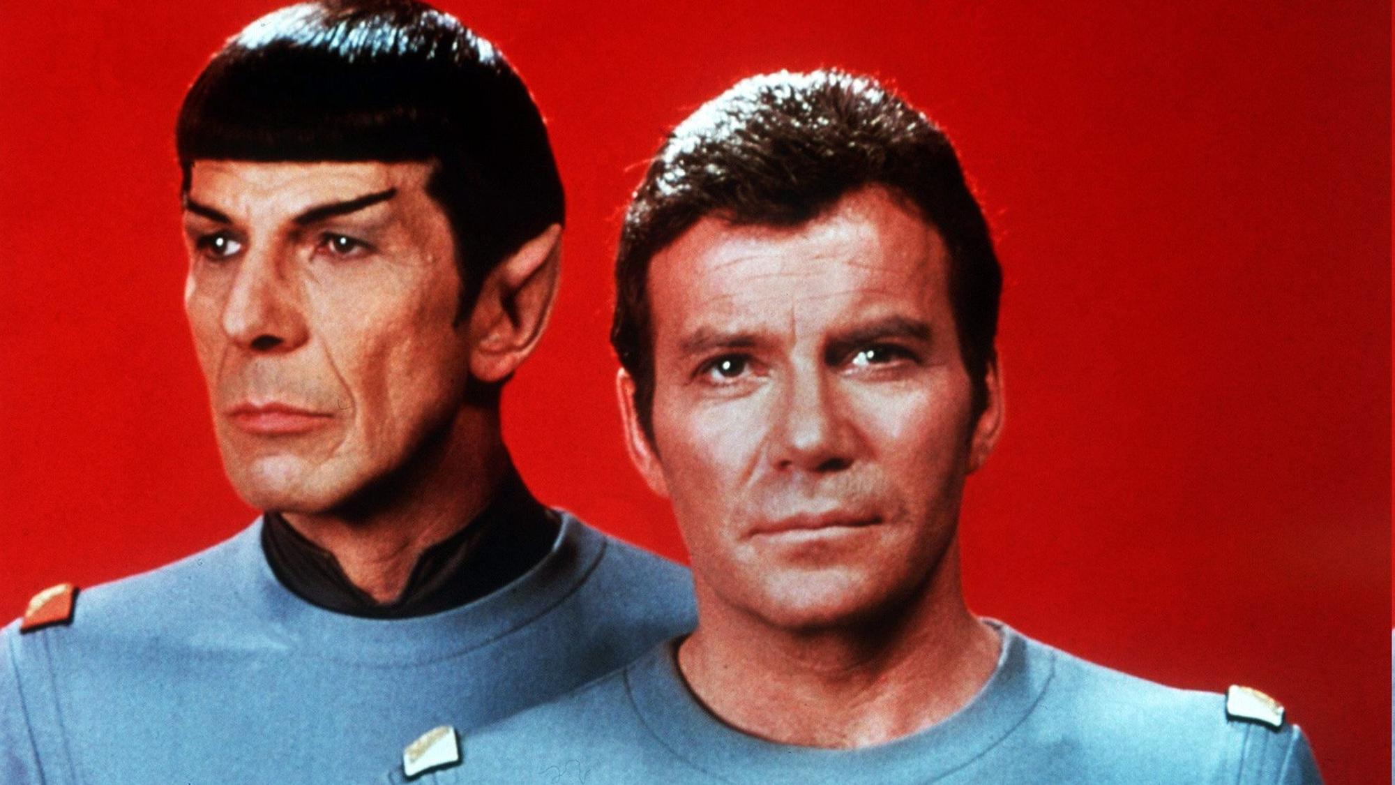 William Shatner (r.) als Captain James T. Kirk, Commander des Raumschiffes Enterprise, und Leonard Nimoy (l.) als Crewmitglied Spock vom Planeten Vulkan (Foto aus dem Jahr 1979).