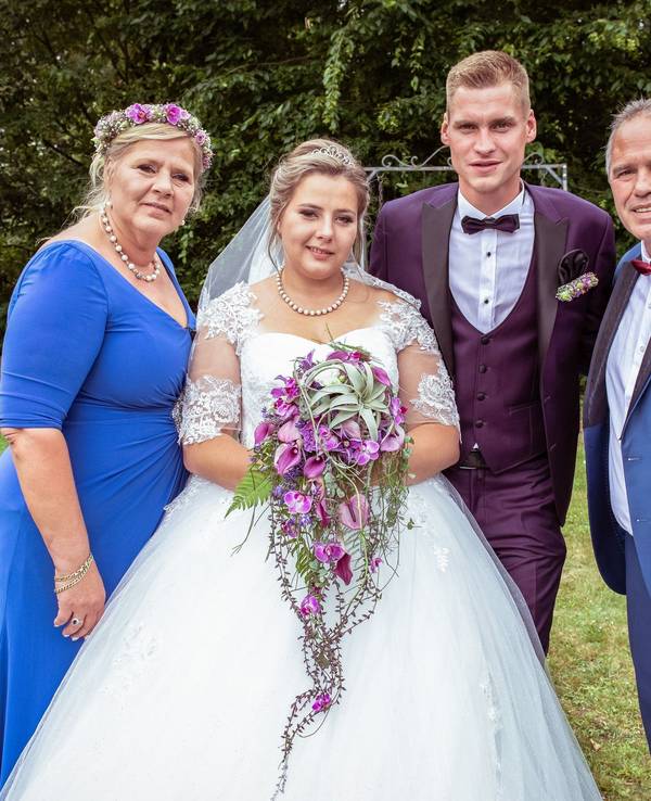 Im Juni 2019 heiratete Sarafina Wollny ihren Peter (2. von rechts). Nun sind sie Eltern von Zwillingen.