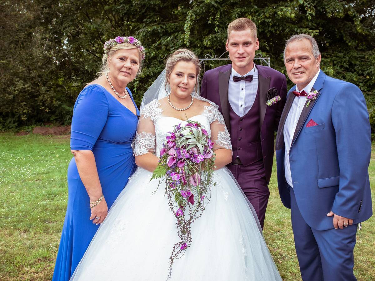 Im Juni 2019 heiratete Sarafina Wollny ihren Peter (2. von rechts). Nun sind sie Eltern von Zwillingen.