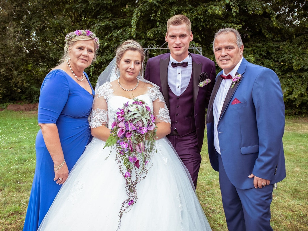 Im Juni 2019 heiratete Sarafina Wollny ihren Peter (2. von rechts). Nun sind sie Eltern von Zwillingen.