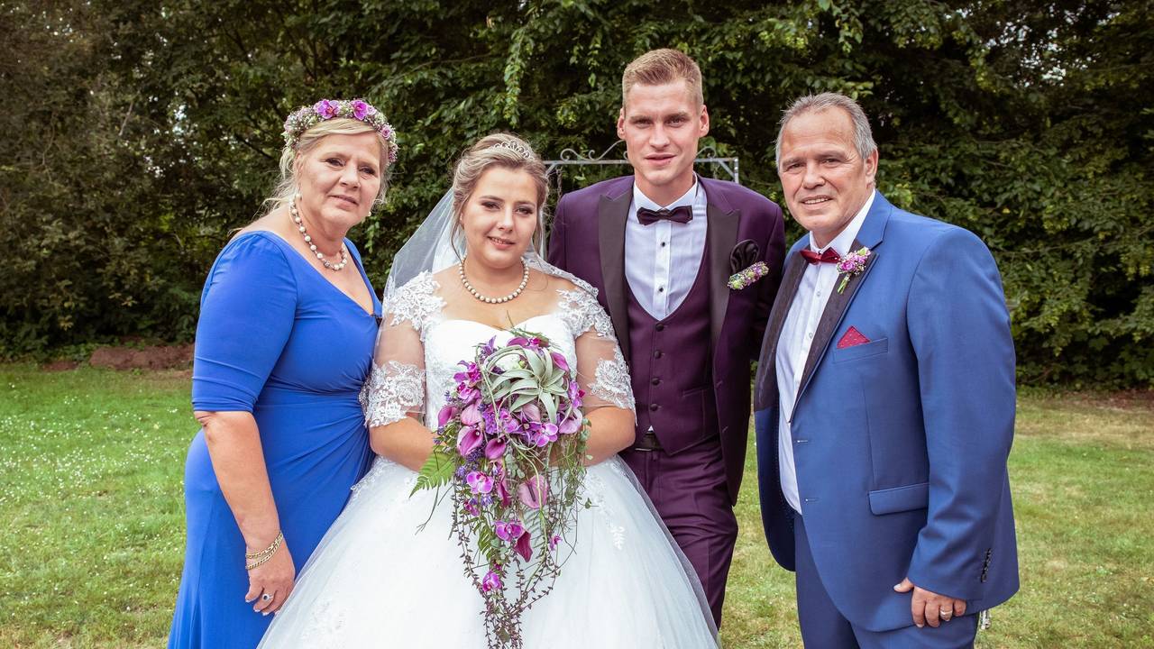 Im Juni 2019 heiratete Sarafina Wollny ihren Peter (2. von rechts). Nun sind sie Eltern von Zwillingen.