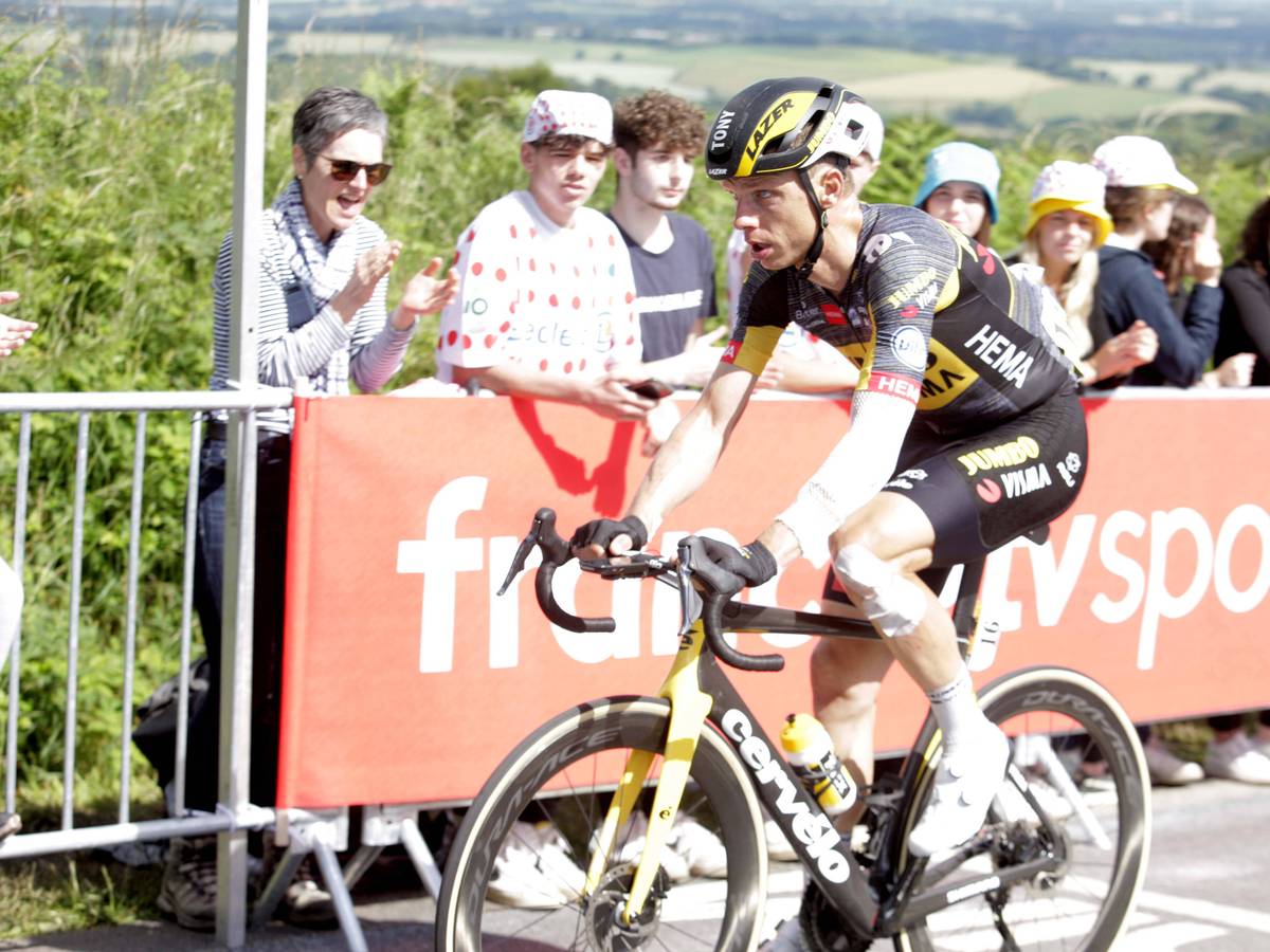 Tony Martin fährt auf seinem Rennrad, sein Arm und sein Bein sind verbunden.