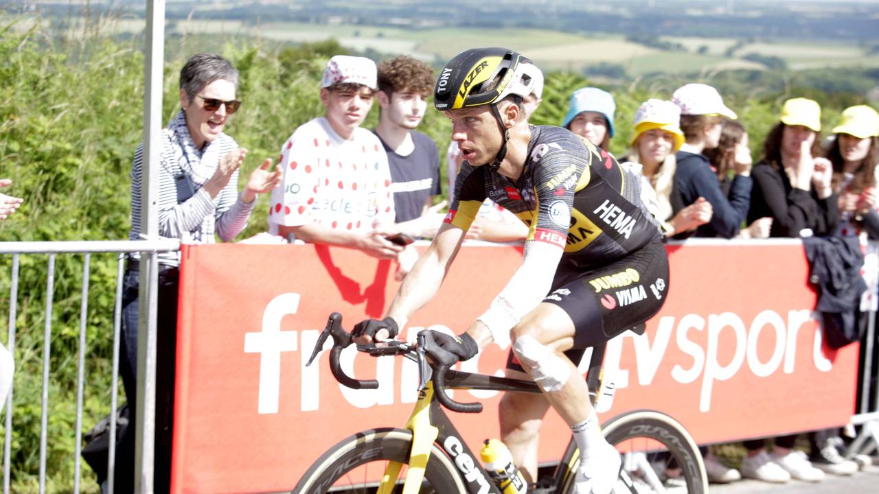 Tony Martin fährt auf seinem Rennrad, sein Arm und sein Bein sind verbunden.