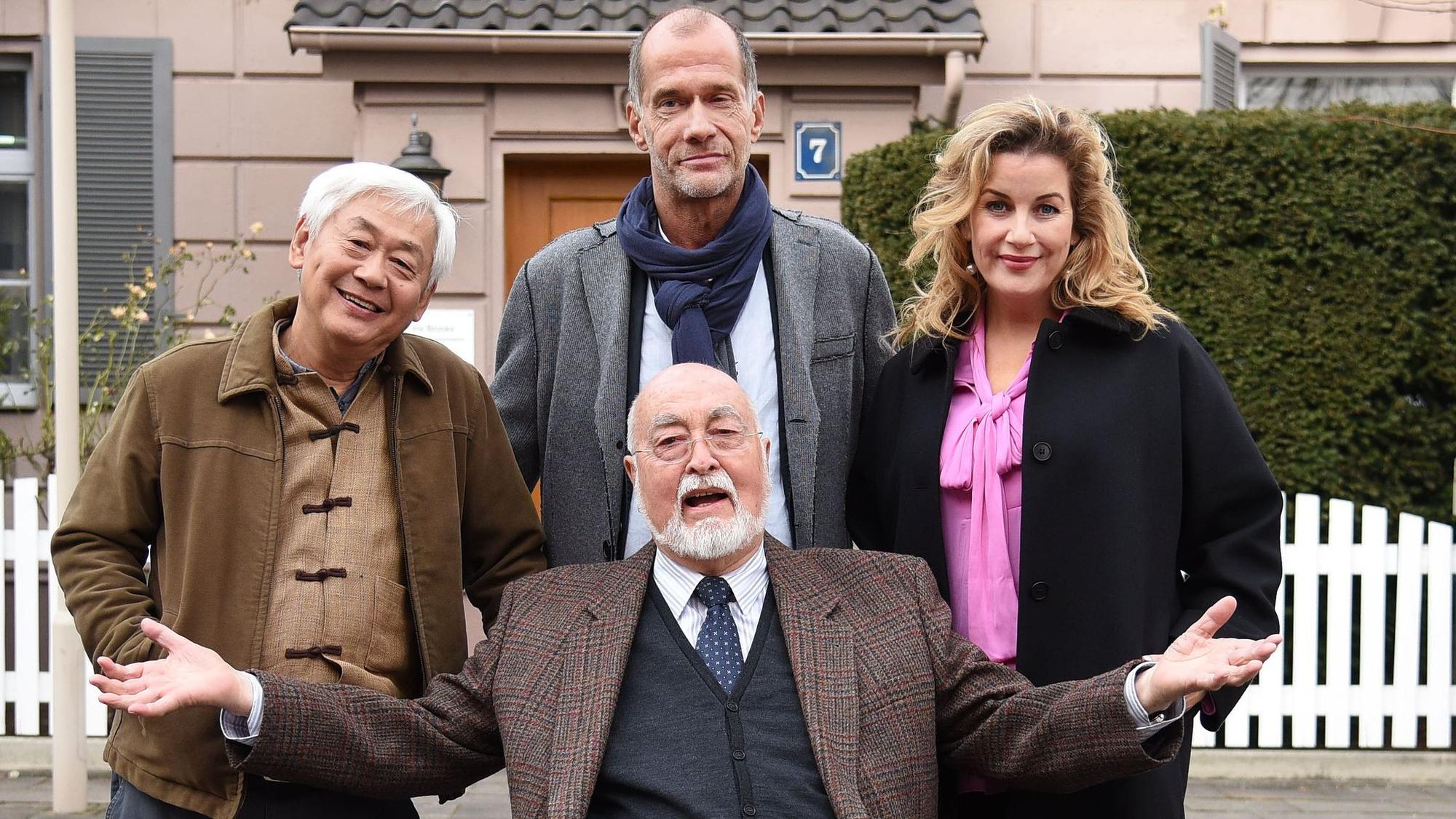 Die ARD-Kultserie „Lindenstraße“: Am 29. März 2020 lief die letzte Folge. Der Schauspieler Ludwig Haas (Dr. Dressler, vorne Mitte) ist gestorben. Ebenfalls auf dem undatierten Foto: Amorn Surangkanjanajai (Gung Pham Kien, hinten l-r), Georg Uecker (Carsten Flöter) und Alexa Maria Surholt (Sarah Marquardt).