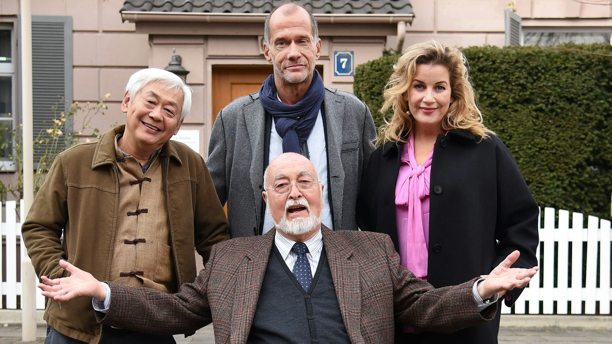 Die ARD-Kultserie „Lindenstraße“: Am 29. März 2020 lief die letzte Folge. Der Schauspieler Ludwig Haas (Dr. Dressler, vorne Mitte) ist gestorben. Ebenfalls auf dem undatierten Foto: Amorn Surangkanjanajai (Gung Pham Kien, hinten l-r), Georg Uecker (Carsten Flöter) und Alexa Maria Surholt (Sarah Marquardt).