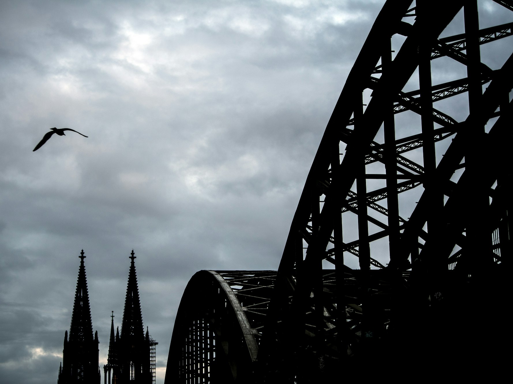 Wolken ziehen über den Kölner Dom.
