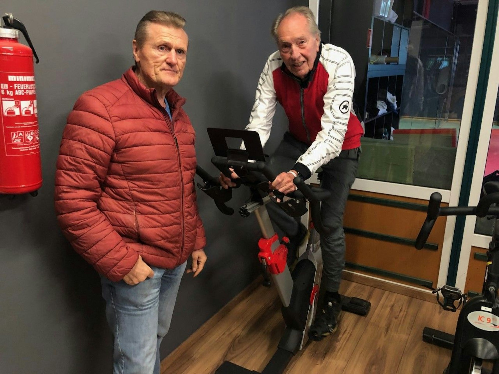 Manni Zielonka feuert Alfred König beim Radfahren an