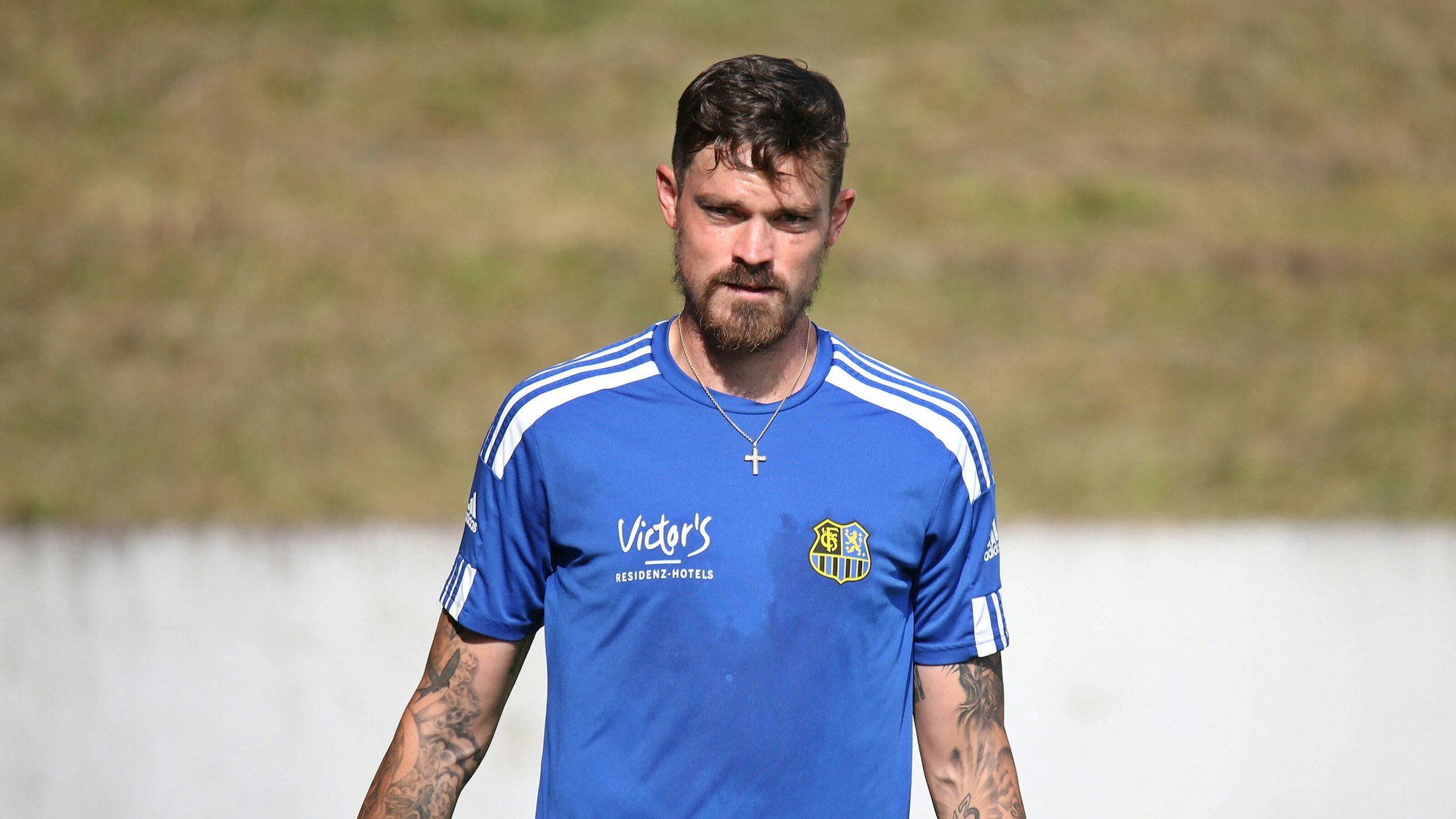 Dennis Erdmann beim Training des 1. FC Saarbrücken. Er trägt ein Trainingsshirt und eine Kette mit Kreuz.