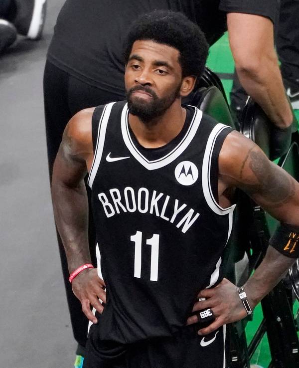 Kyrie Irving steht auf dem Parkett