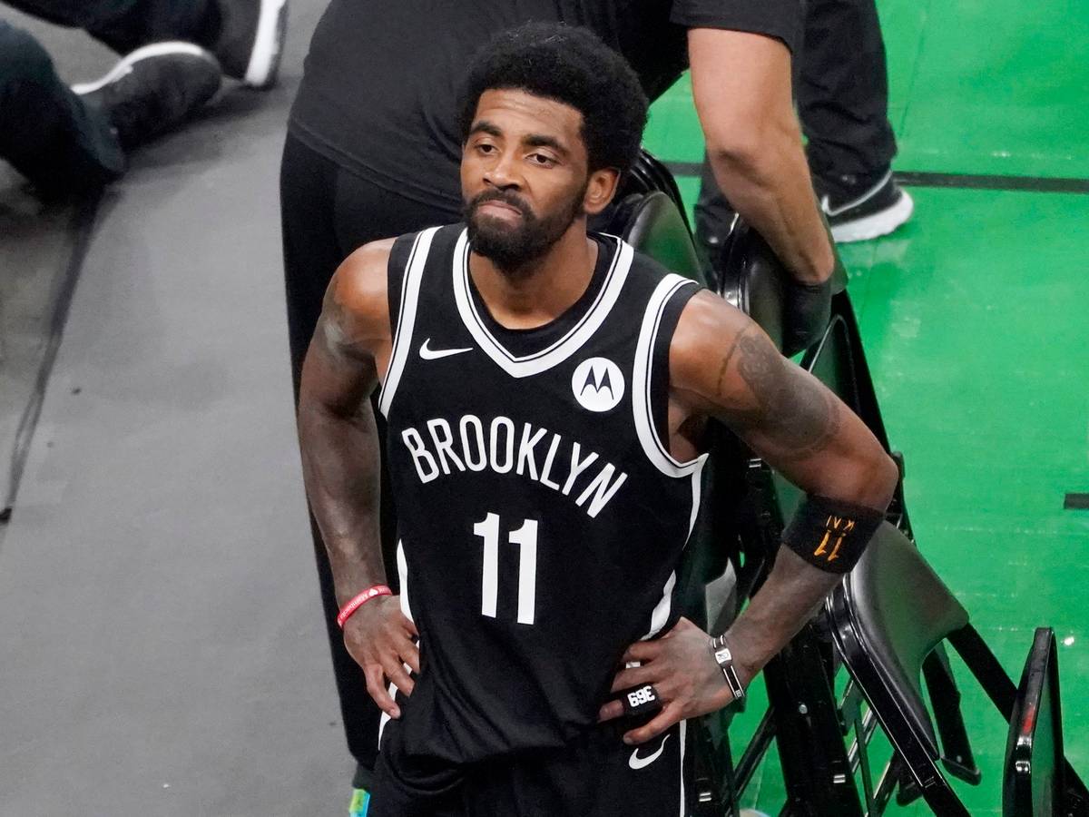 Kyrie Irving steht auf dem Parkett