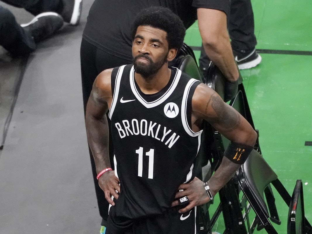 Kyrie Irving steht auf dem Parkett