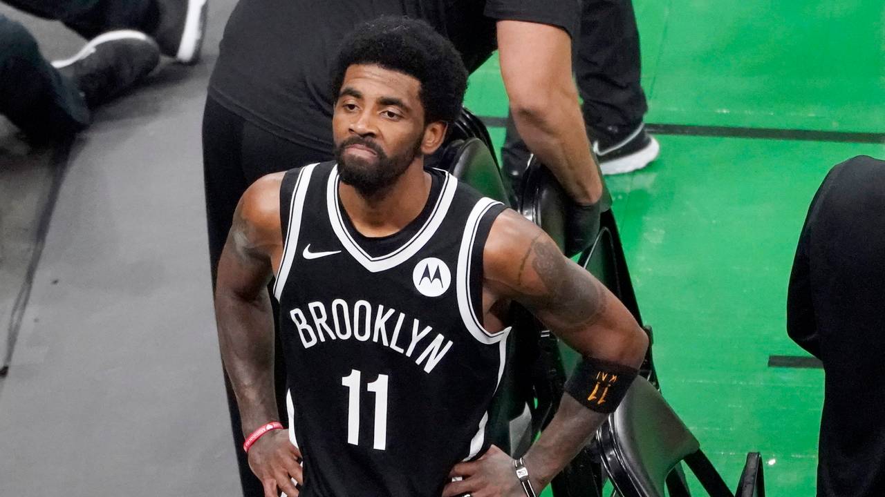 Kyrie Irving steht auf dem Parkett