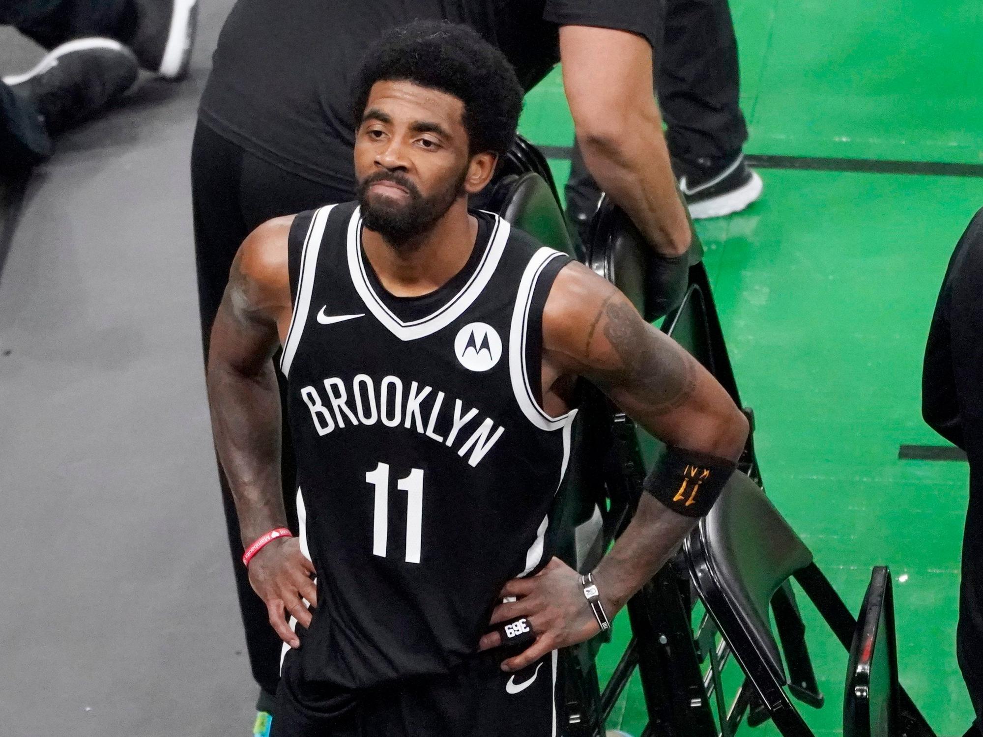 Kyrie Irving steht auf dem Parkett