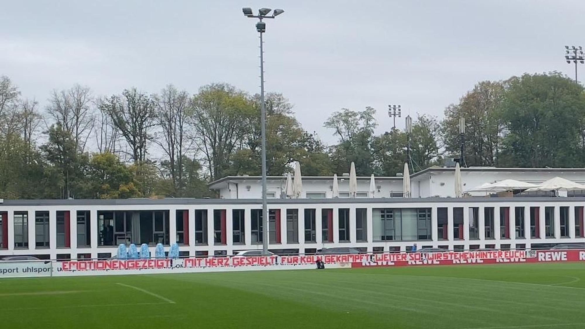 Beim Abschlusstraining des 1. FC Köln hängt ein Banner der Ultras.