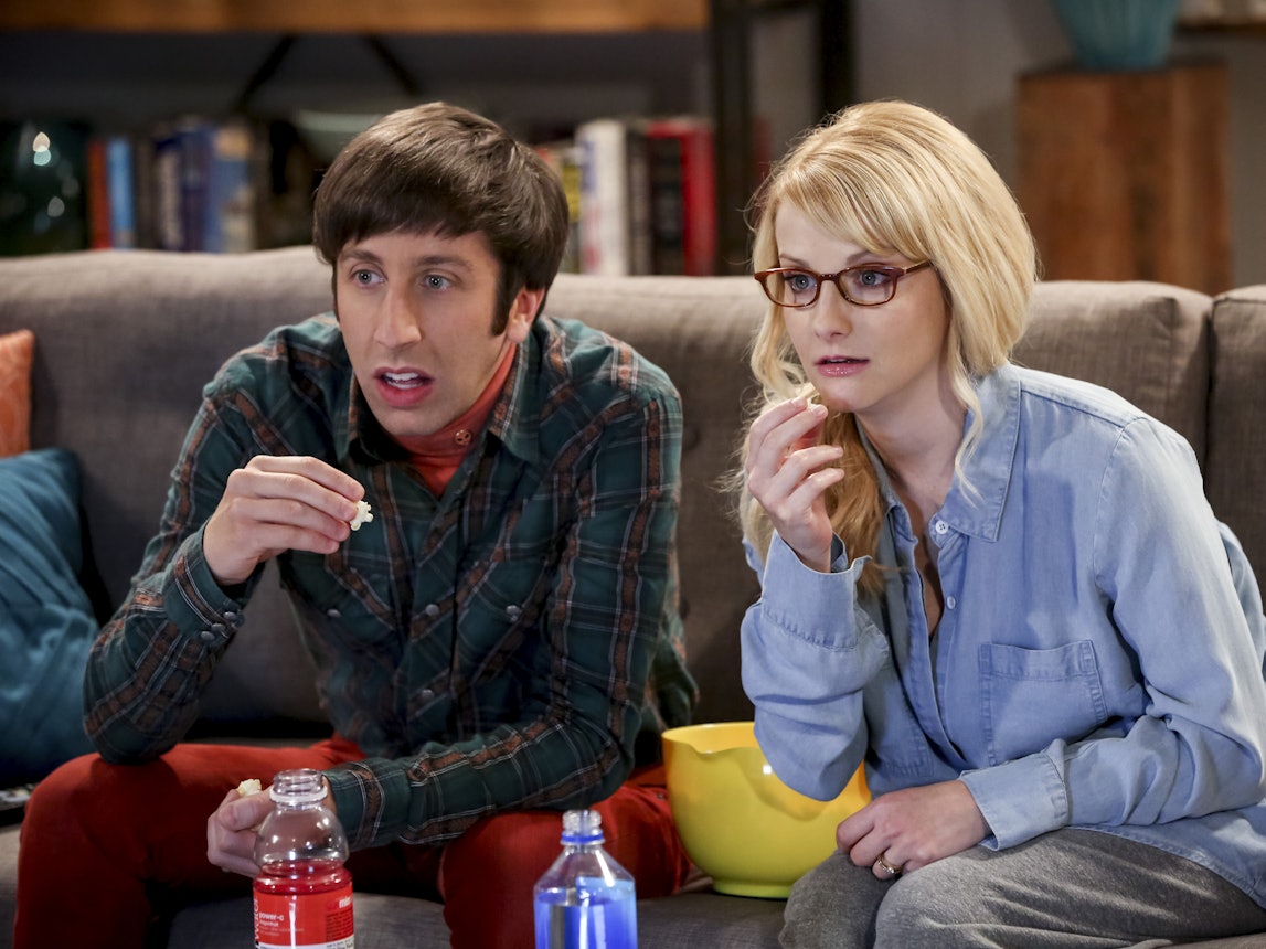 „The Big Bang Theory“: Howard (Simon Helberg) und seine Frau Bernadette (Melissa Rauch) im Jahr 2019. Doch wie sieht Howards Mutter aus?