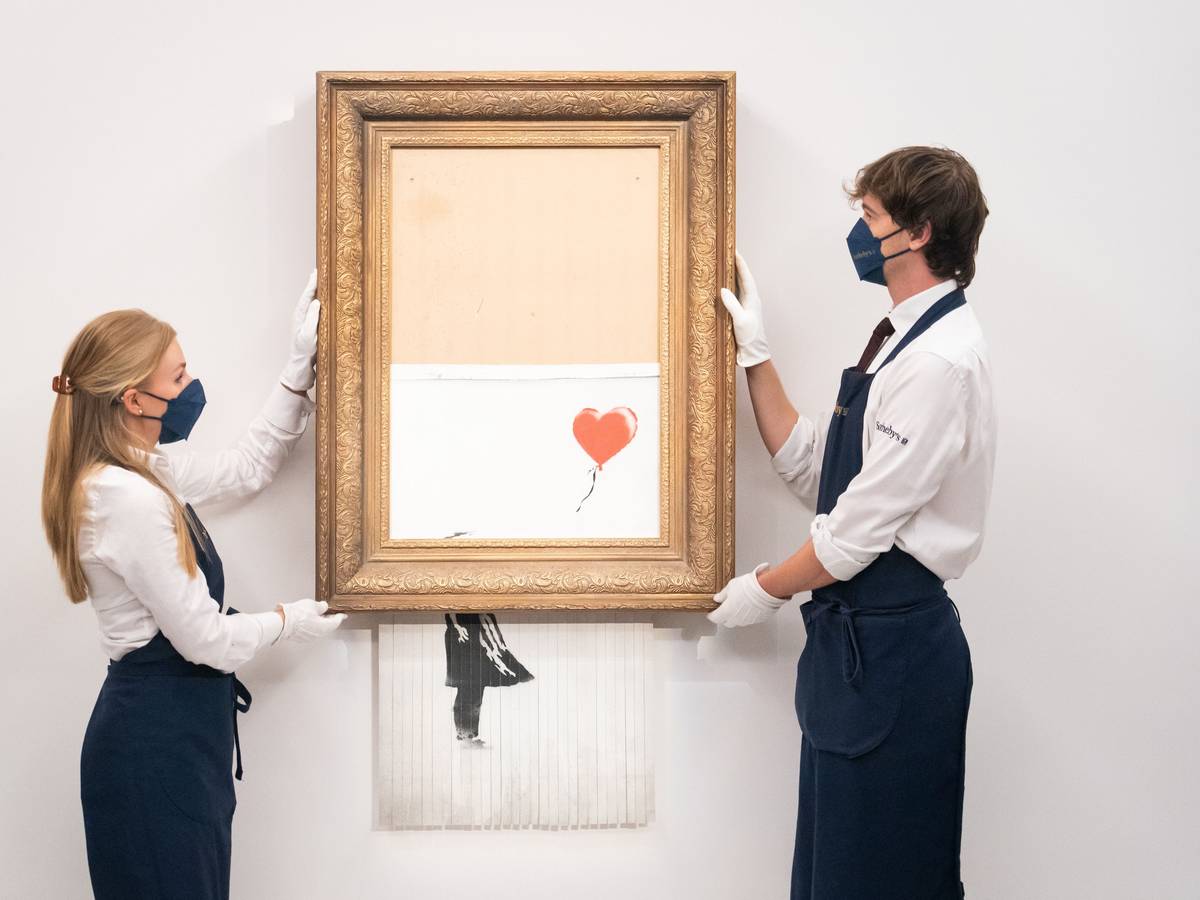 Kunsthändler halten das zu versteigernde Bansky-Werk „Love Is In The Bin“ am 03.09.2021
