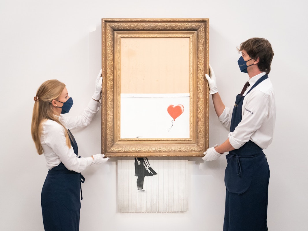 Kunsthändler halten das zu versteigernde Bansky-Werk „Love Is In The Bin“ am 03.09.2021