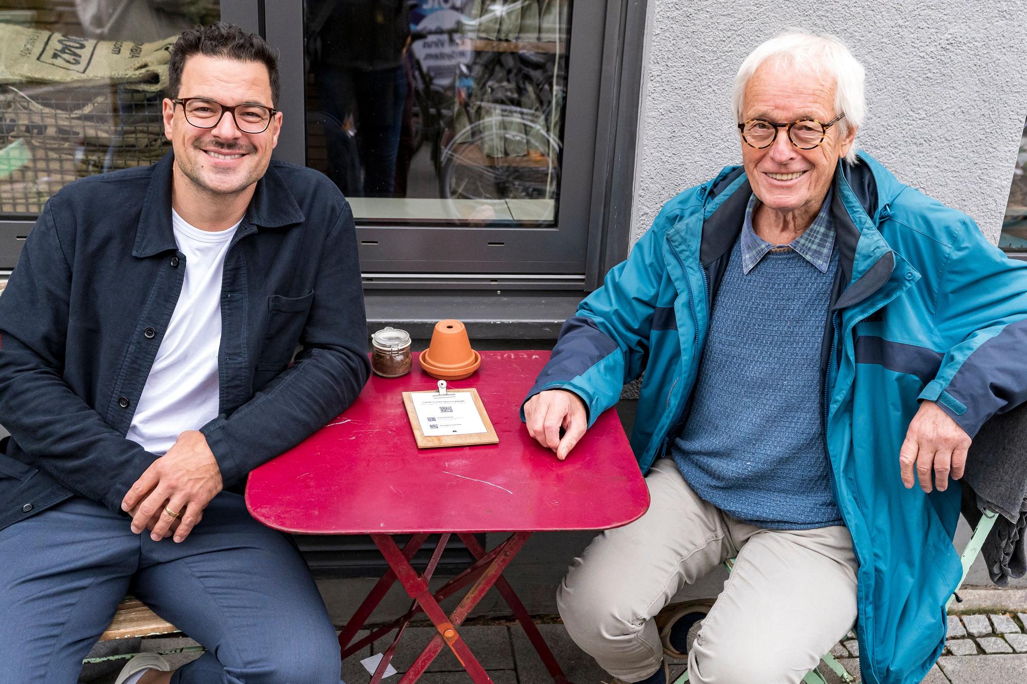 Tobias Licht und Horst Stellmacher sitzen gemeimsam am Tisch.