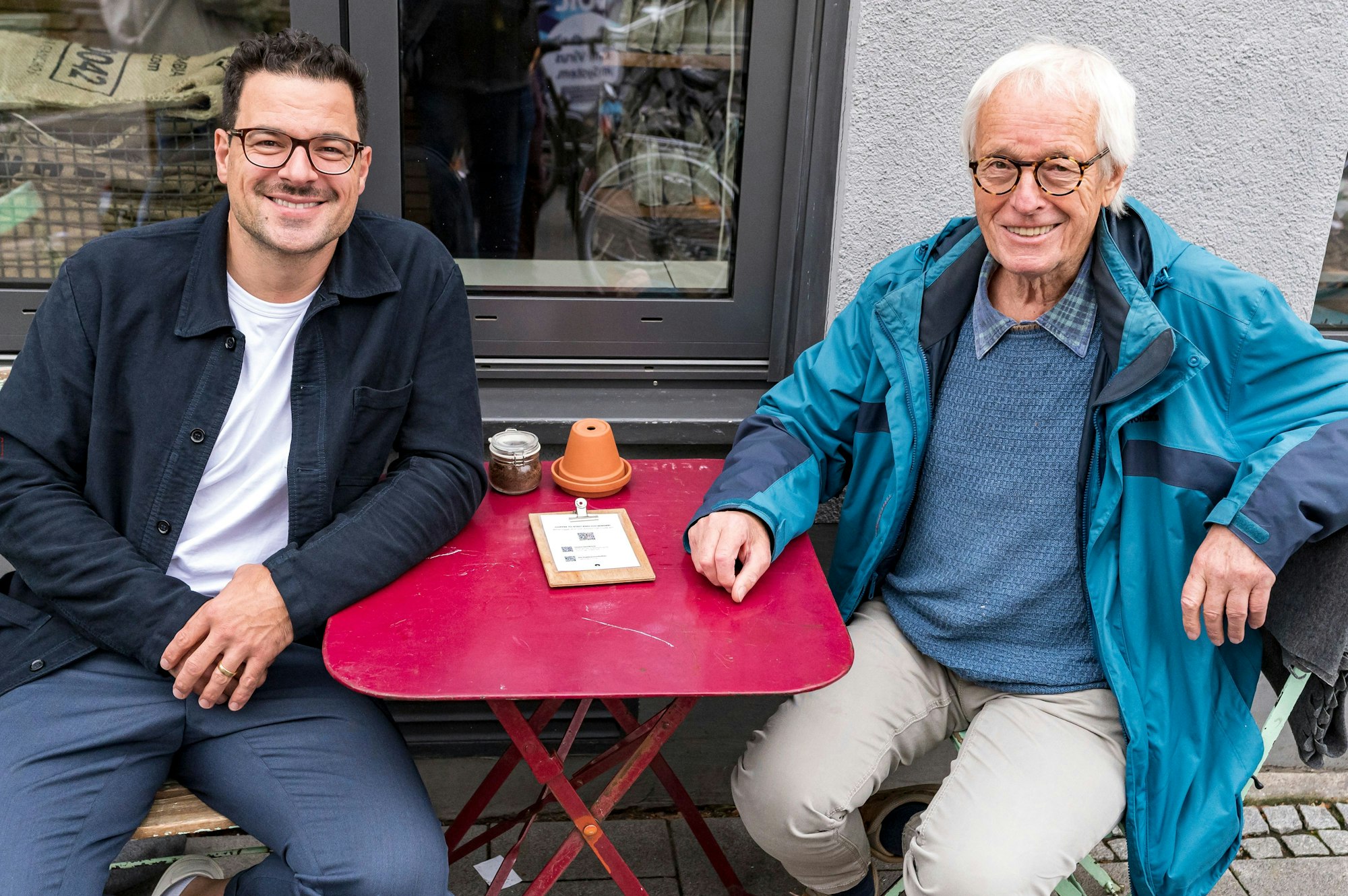 Tobias Licht und Horst Stellmacher sitzen gemeimsam am Tisch.