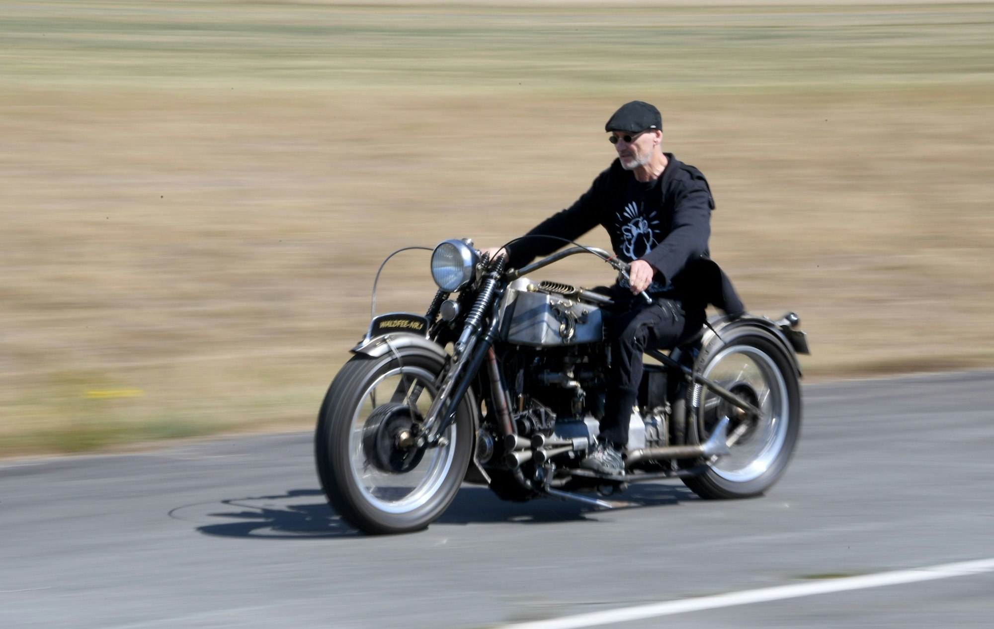 Comiczeichner Rötger Feldmann alias Brösel auf dem Motorrad.