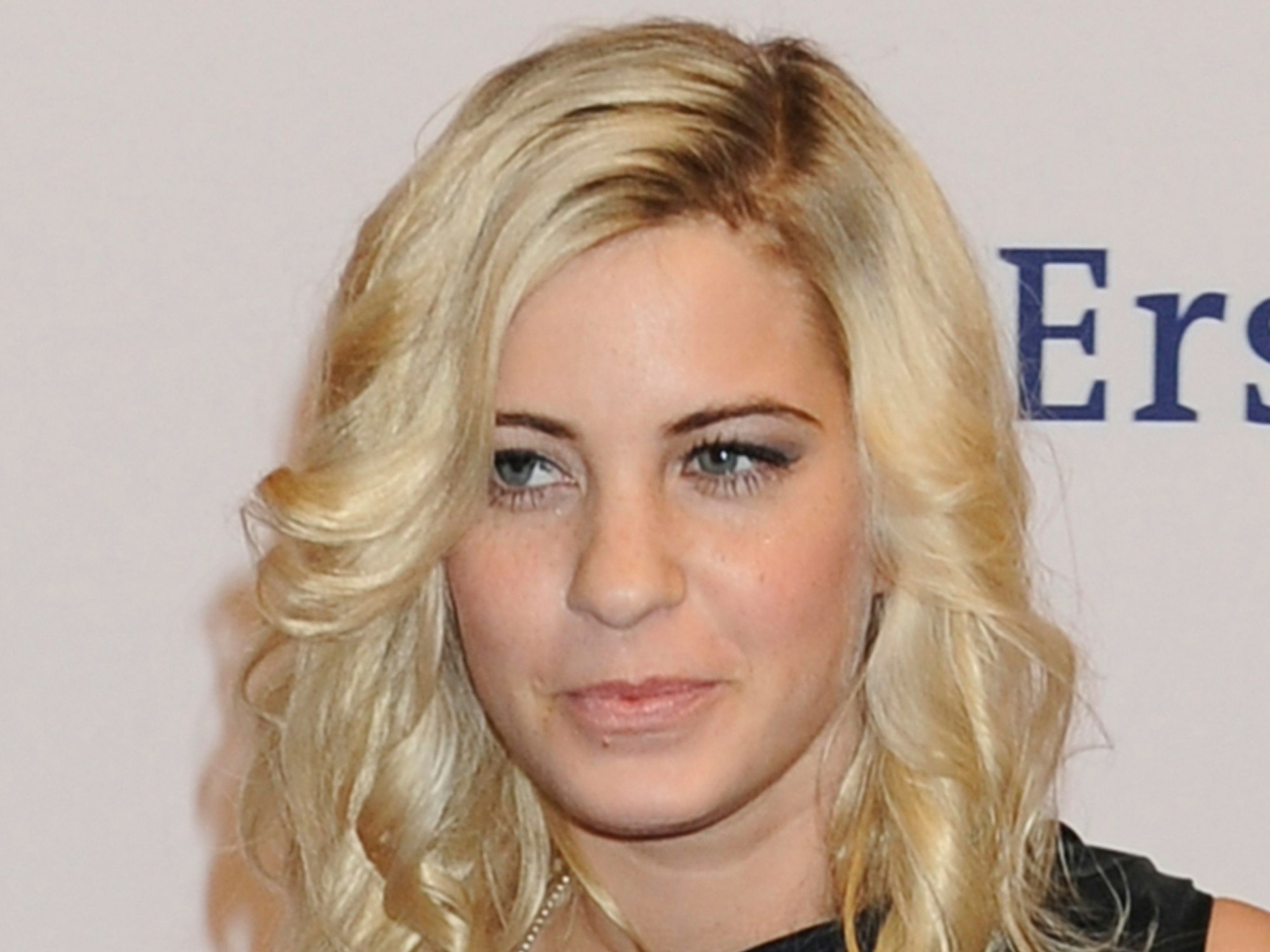 Jasmin Tawil grinst auf einem Foto.